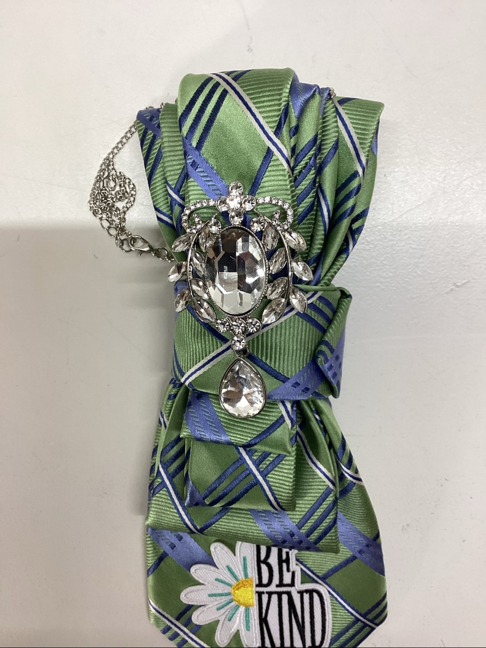 Positive Junkie Tie: “Be Kind” Patch with Elegant Rhinestone Brooch - Picture 4 of 6